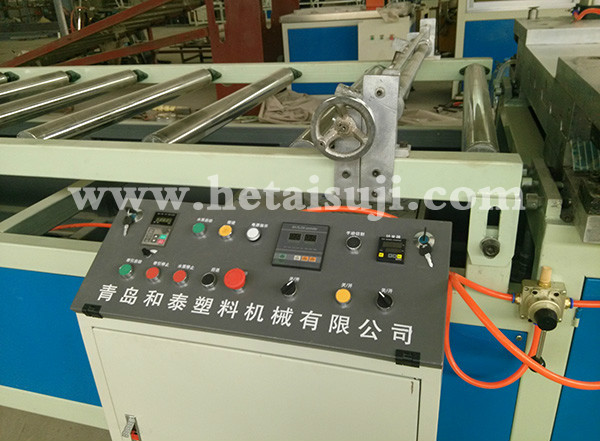 Trapezoidal tile auxiliary machine